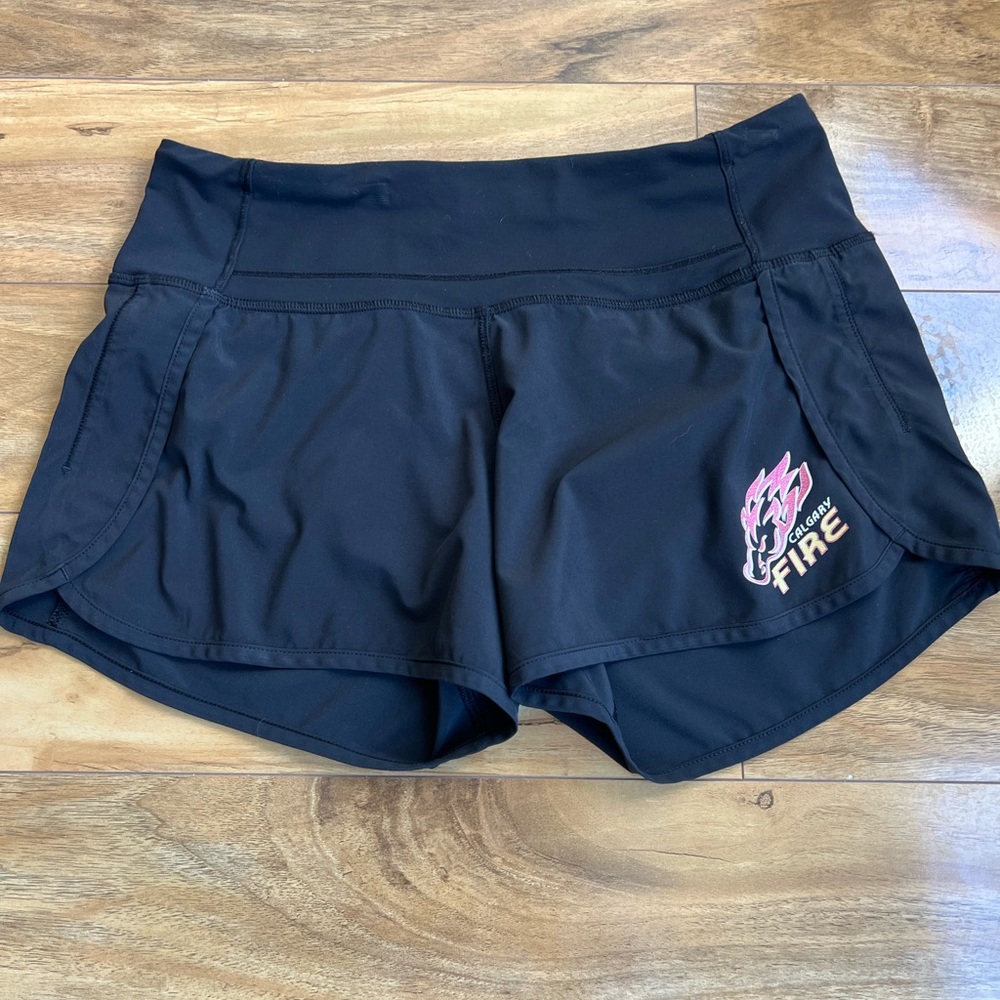 Lululemon Women's Black Hotty Hot Shorts  yoga bike size 4